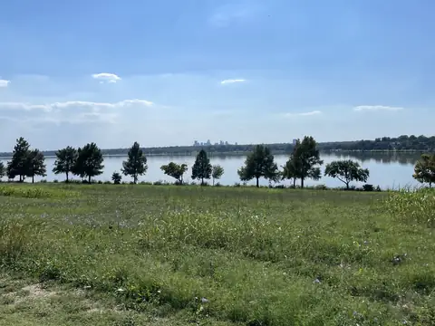 Lawn and trees along White Rock Lake in Dallas on a clear day